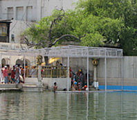 dukh bhanjani beri golden temple amritsar